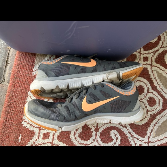 Woman’s Nike coral peach grey flex tennis shoes sneakers - Picture 2 of 5